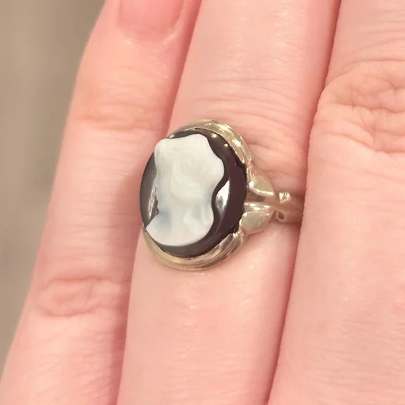 Vintage 10K Black Cameo Ring: Onyx Carved White Shell Ladies Size 6.25 Solitaire